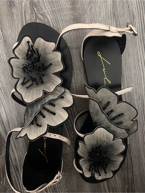 Lotus Floral Appliqué Women's Sandals - Black and Cream